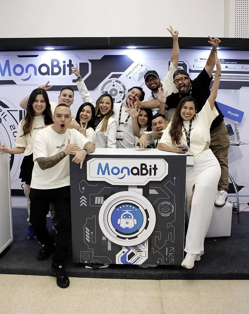 A equipe de uma marca comemorando no seu estande após um lançamento.